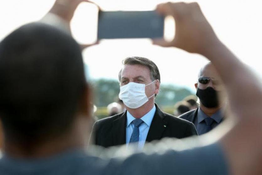  الرئيس البرازيل يضع كمامة 