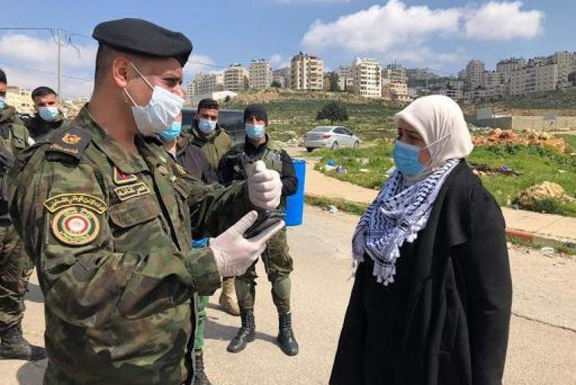 غنام تتفقد حاجز للامن الفلسطيني