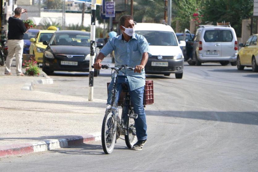 مواطن من اريحا يضع كمامة 