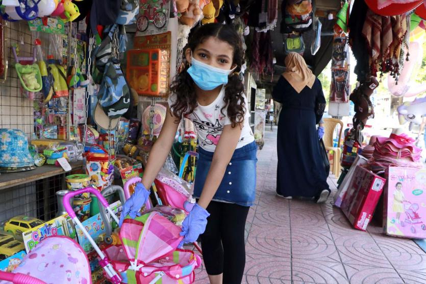 طفلة ترتدي كمامة 