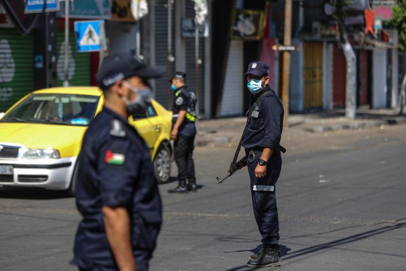 عناصر من الشرطة في غزة يضعون كمامات