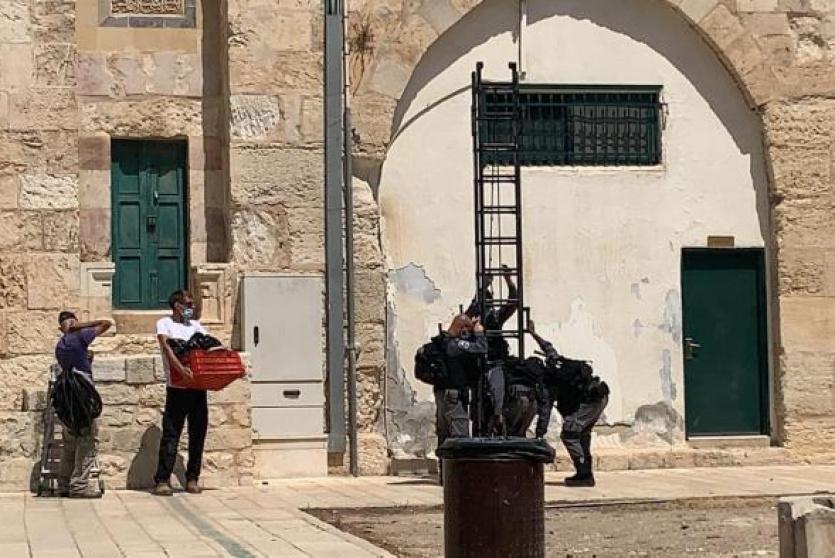 قوات الاحتلال تركب سماعات فوق اسطح الاقصى