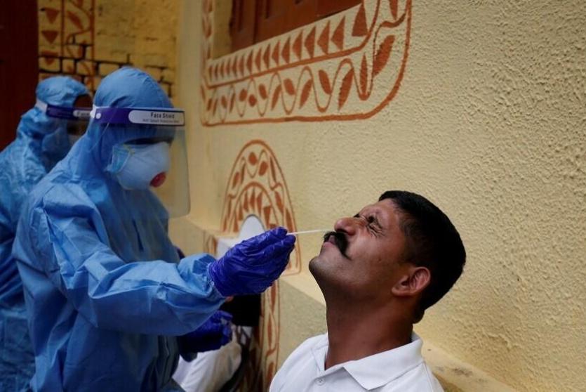 اخذ فحص كورونا  في الهند 