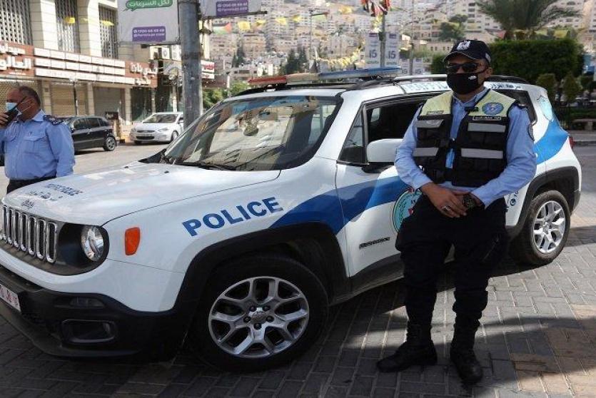 عناصر من الشرطة يرتدون كمامات