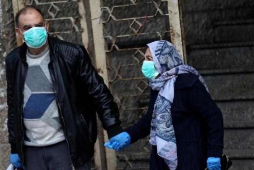 مواطنون يرتدون كمامات 