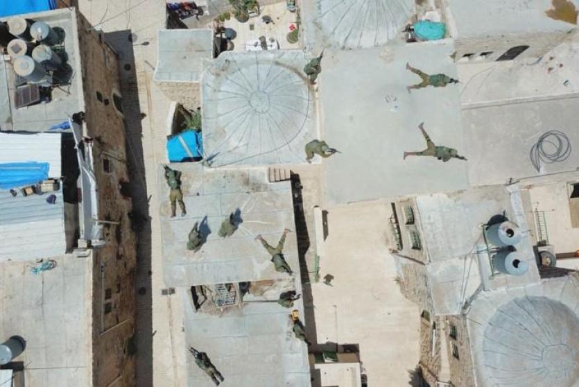 جنود الاحتلال يعتلون اسطح المنازل في الخليل 