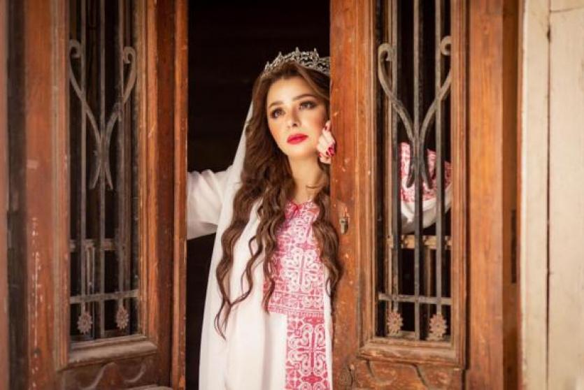 صور.. مريم أيوب تتألق بالثوب الفلسطيني في ذكرى تربعها على عرش الجمال