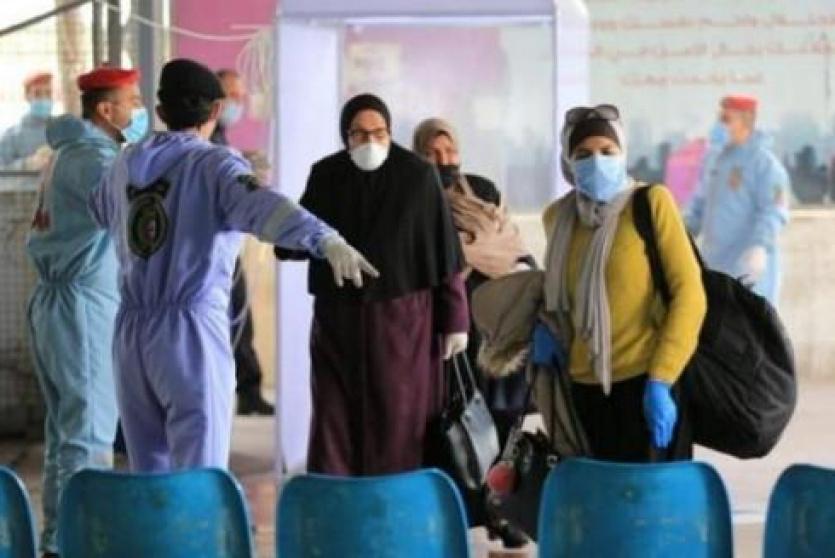 مسافرين عبر معبر الكرامة