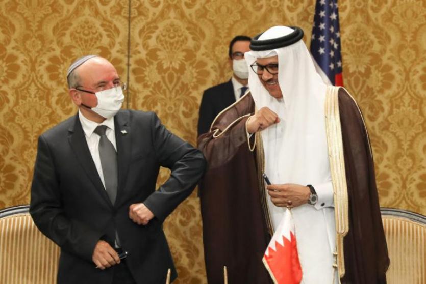 وزير خارجية البحرين ومسؤول اسرائيلي زارة المنامة