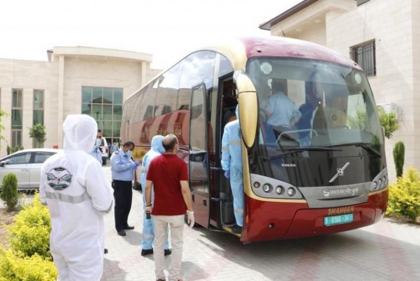 تنقل المسافرين عبر معبر الكرامة