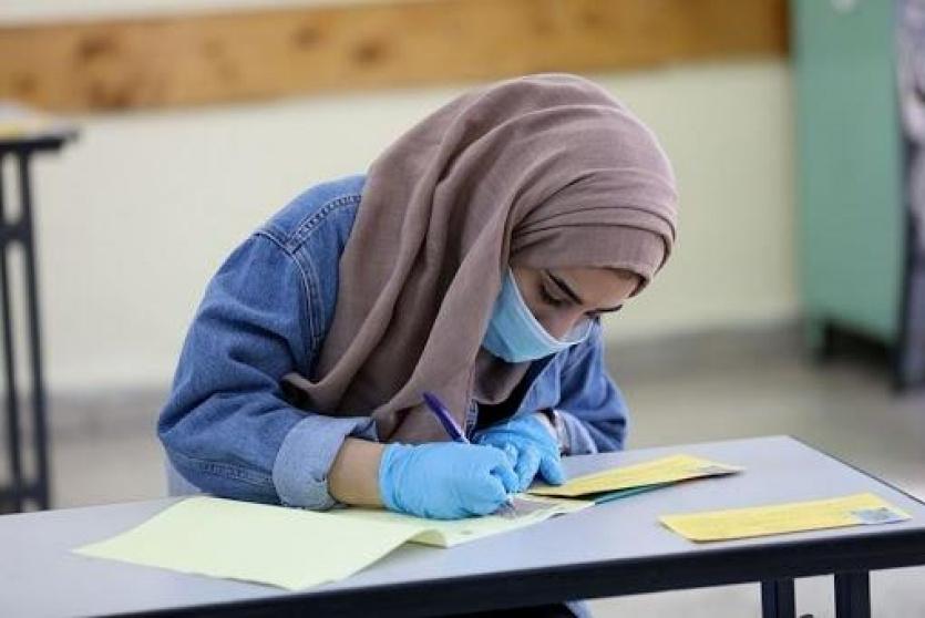 طالبة ترتدي كمامة