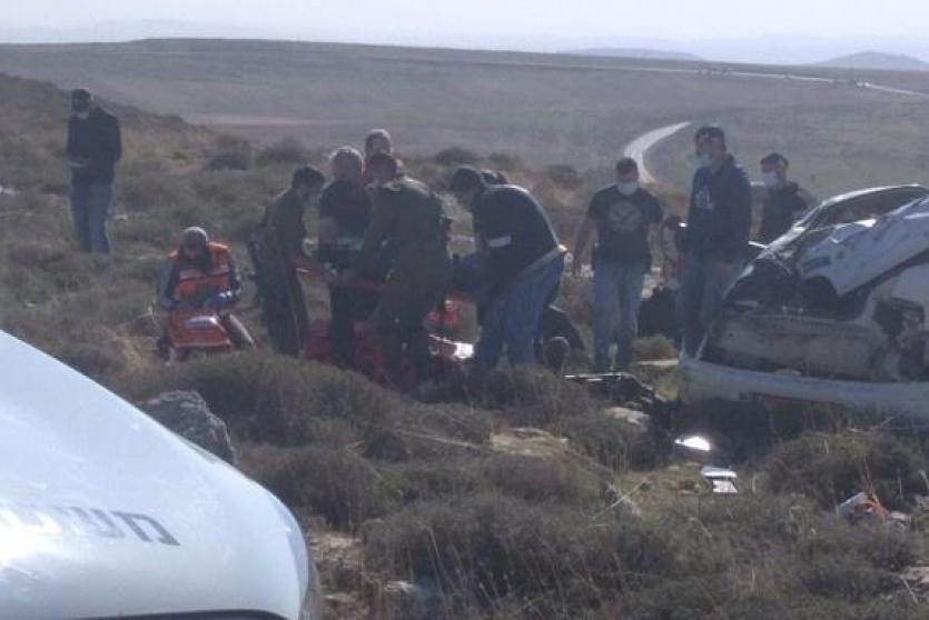 تقديم الاسعافات لمصابين في حادث سير