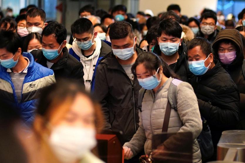 اشخاص يرتدون كمامات