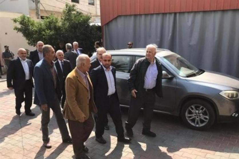 ارشيف- وفد من لجنة الانتخابات في غزة