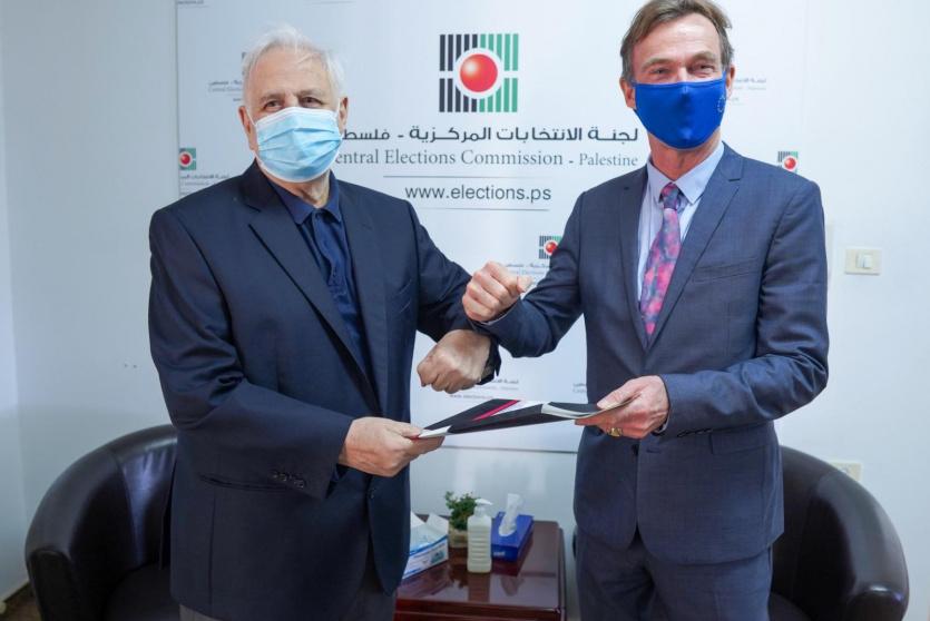 ممثل الاتحاد الأوروبي مع حنا ناصر رئيس لجنة الانتخابات -أرشيف-