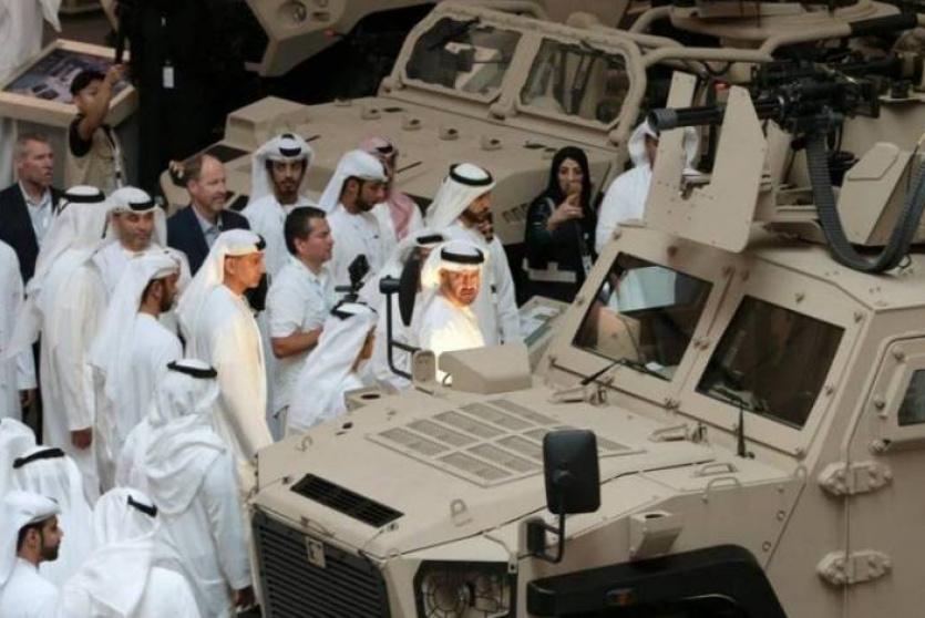 بن زايد خلال جولته في المعرض العام الماضي
