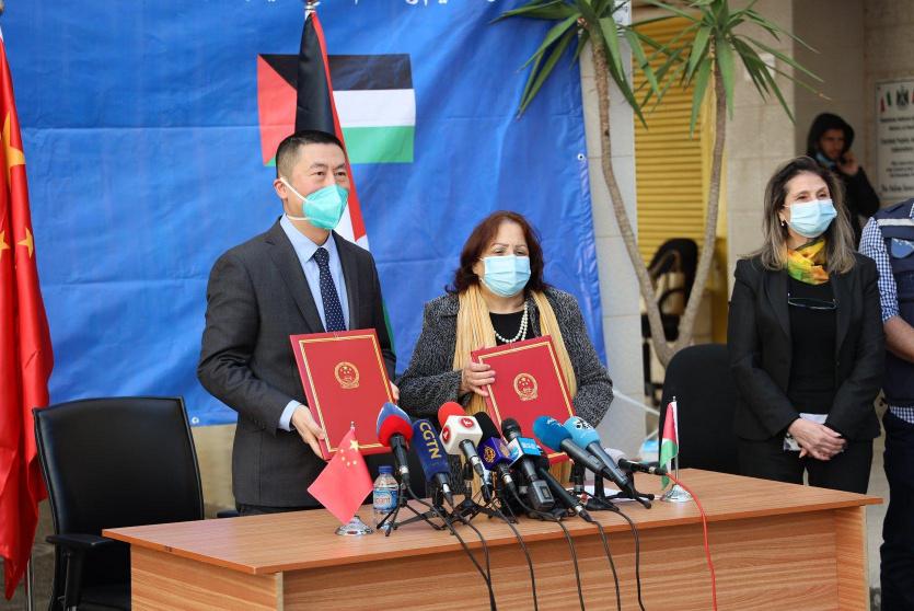 مراسم تسلُّم وزارة الصحة الفلسطينية 100 ألف جرعة من لقاح سينوفارم