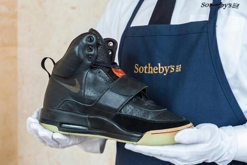 صورة الحذاء الرياضي لمغني الراب الأمريكي كانييه ويست