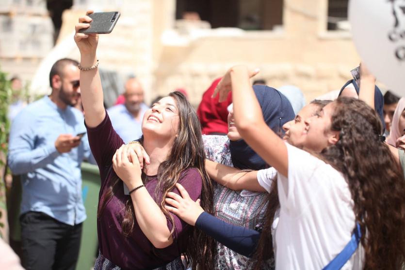 فرحة طلبة التوجيهي لحظة اعلان النتائج - ارشيف