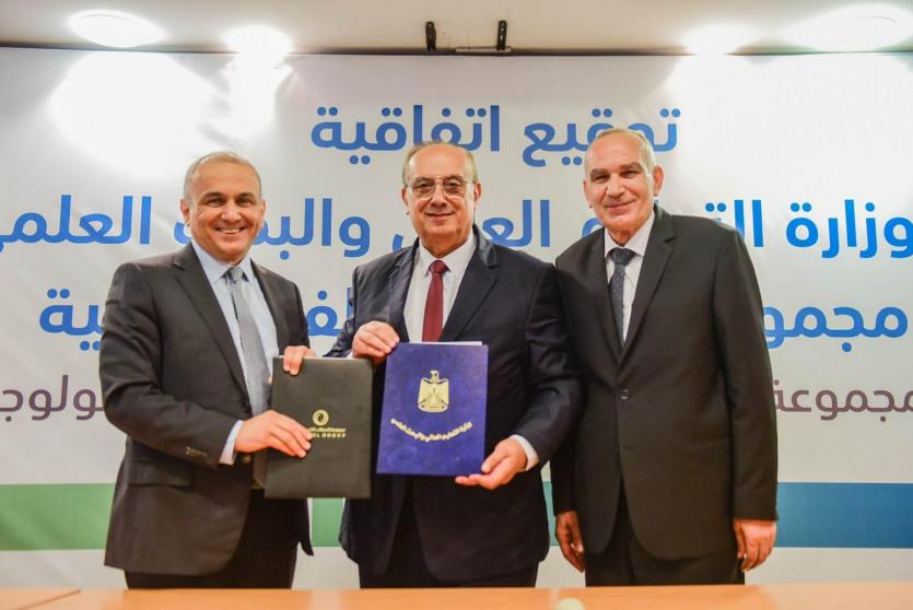خلال توقيع مذكرة تفاهم بين وزير التعليم العالي ومجموعة الاتصالات