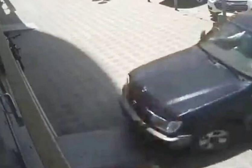 سيارة تقتحم محلا في السعودية