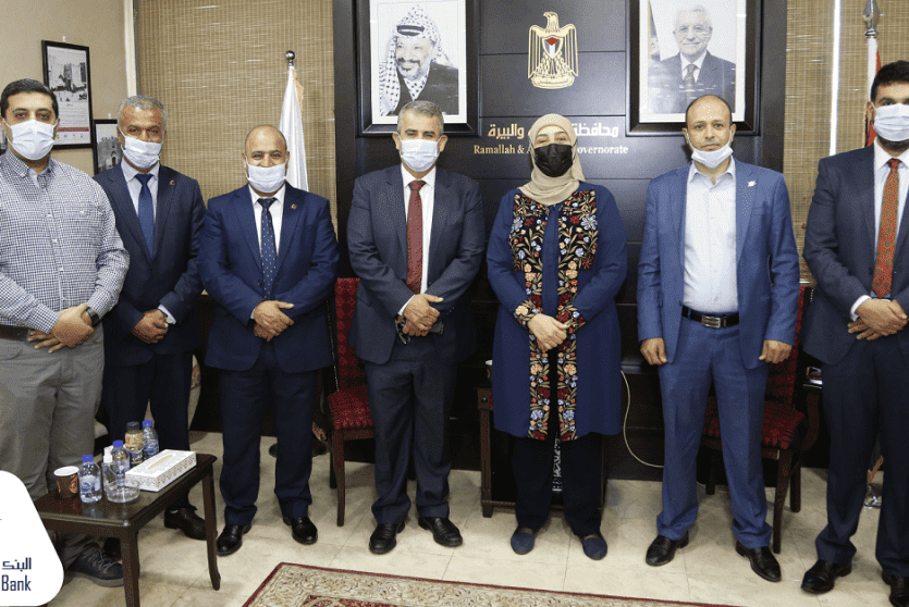 خلال  تسليم الكراسي الكهربائية في مقر محافظة رام الله والبيرة 