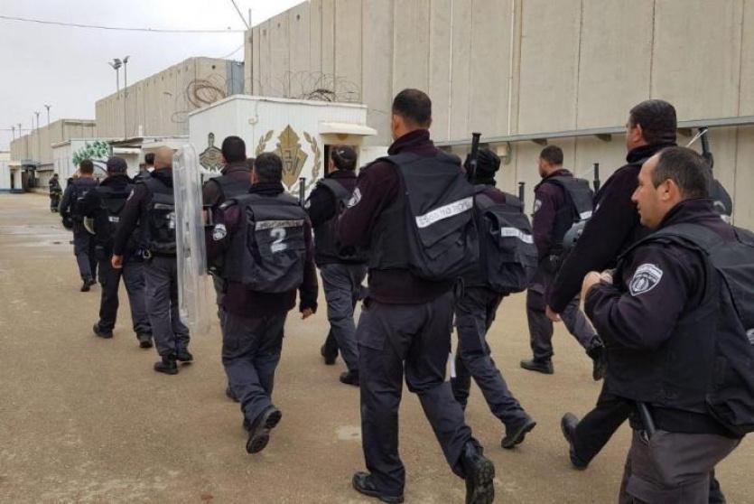 قوات القمع أمام سجن جلبوع
