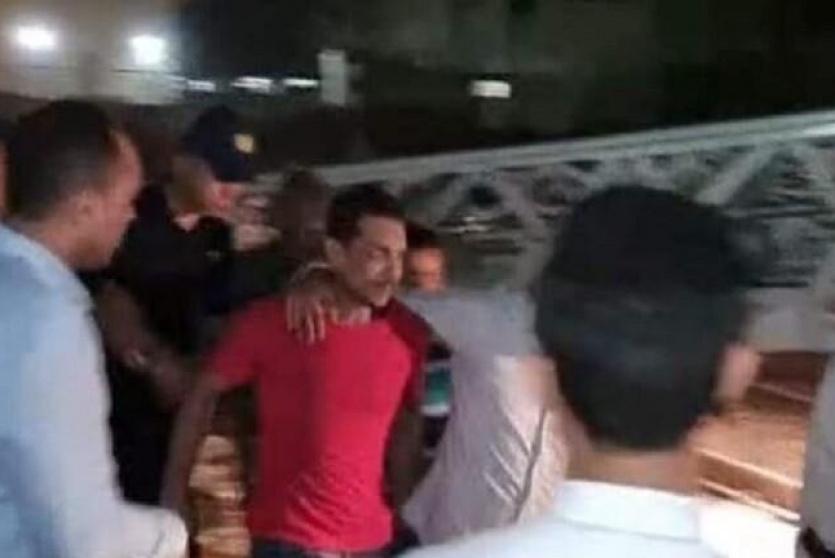 الشاب الذي حاول الانتحار لحظة نزوله