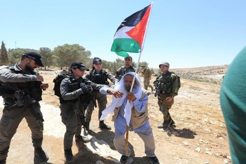 الاحتلال يعتقل مسن فلسطيني - ارشيف