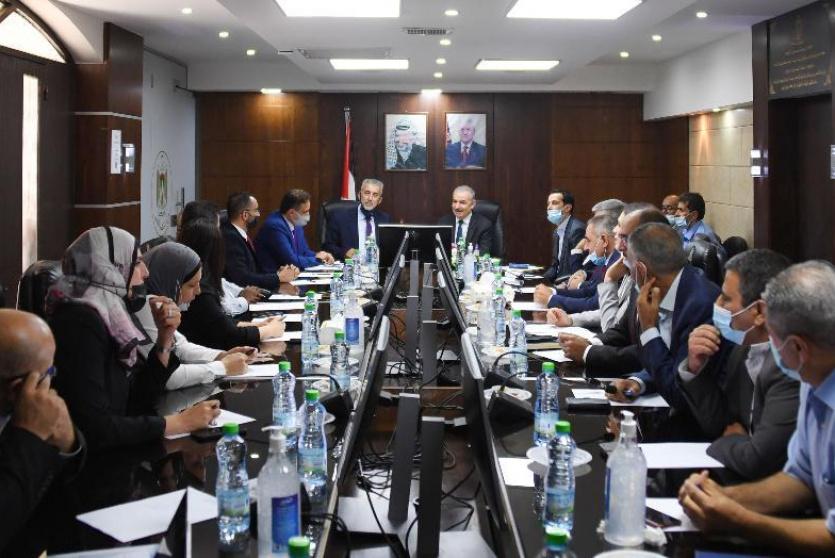 رئيس الوزراء محمد اشتية خلال زيارته وزارة الحكم المحلي
