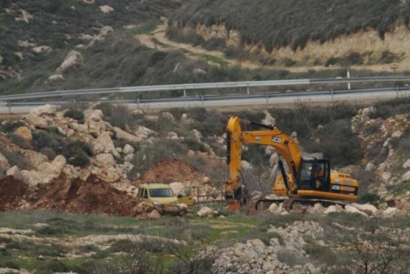 مستوطنون يشرعون بشق طريق استيطاني شرق بيت لحم