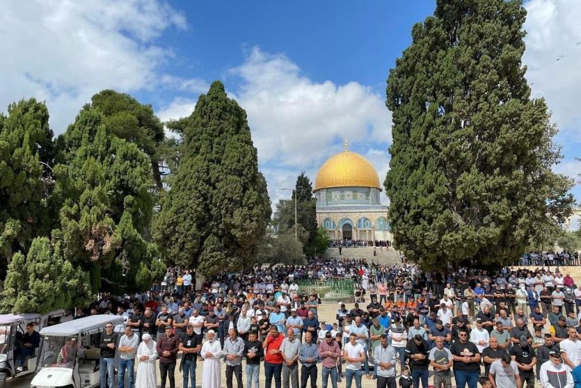 جموع المصلين في باحات المسجد الأقصى المبارك - أرشيف