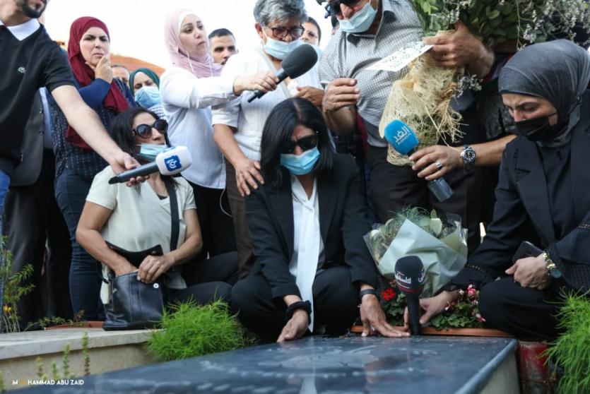 خالدة جرار تزور قبر ابنتها الراحلة سهى