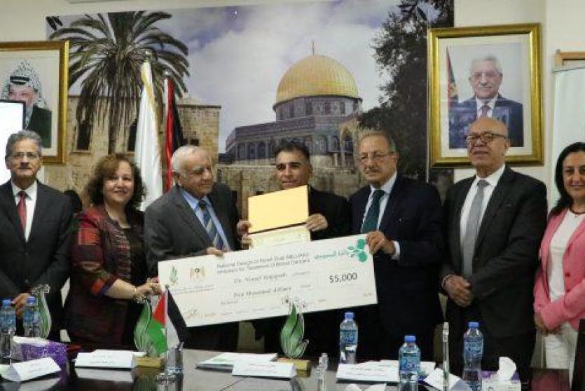 الدكتور يوسف نجاجرة يتسلم جائزته 