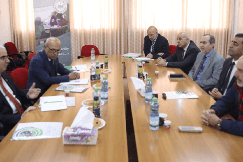 محافظ سلطة النقد يزور جامعة الخليل