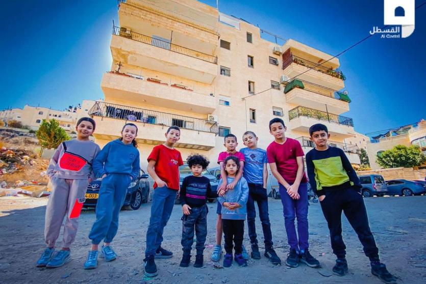 أطفال العائلات المقدسية أمام بنايتهم المهددة بالهدم 
