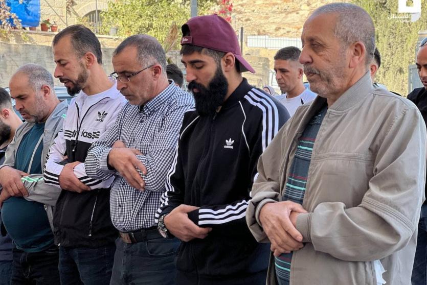 صلاة الجمعة من أمام العمارة التي يهددها الاحتلال بالهدم