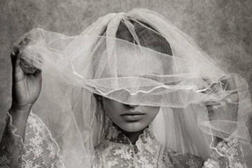 عروس تقفز من الطابق الثالث بعد زفافها بساعات .. والسبب مروع!