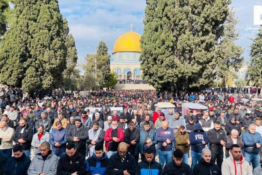 صور: 50 ألفا يؤدون صلاة الجمعة في الأقصى