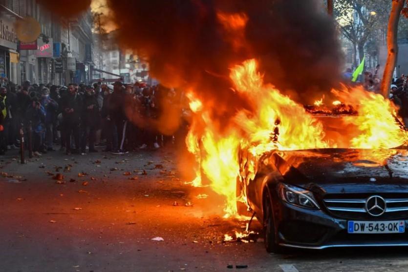فرنسا... احتراق أكثر من 800 سيارة ليلة رأس السنة