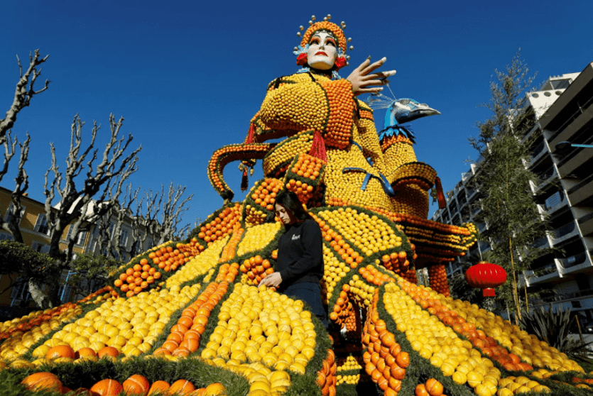 تمثال من المهرجان