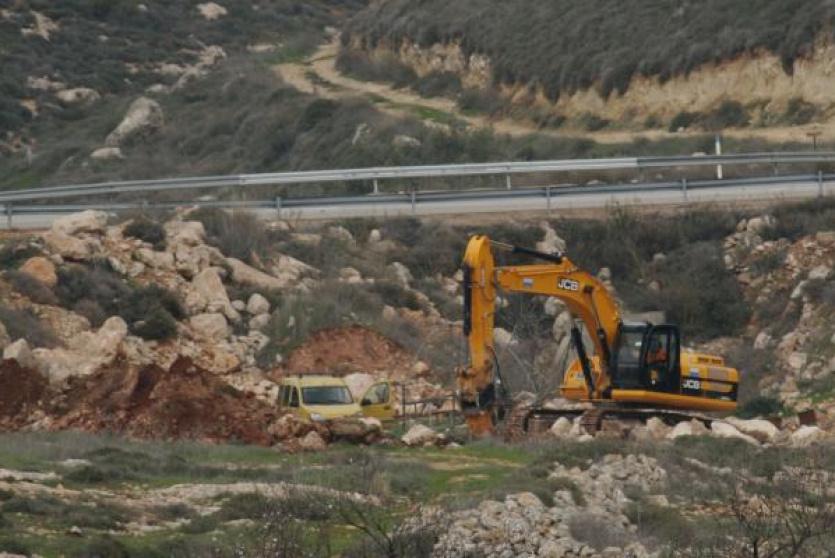 الاحتلال يجرف 4 دونمات ويقتلع 30 شجرة زيتون غرب بيت لحم