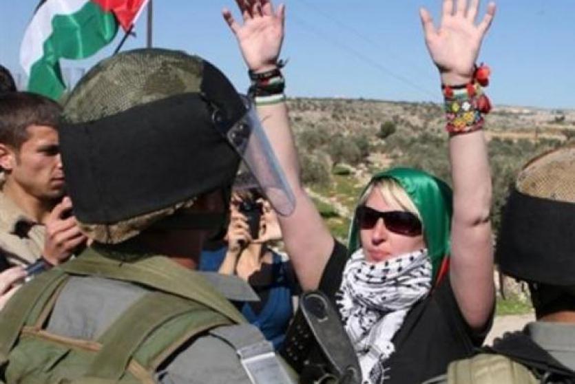 متضامنة أجنبية مع فلسطين