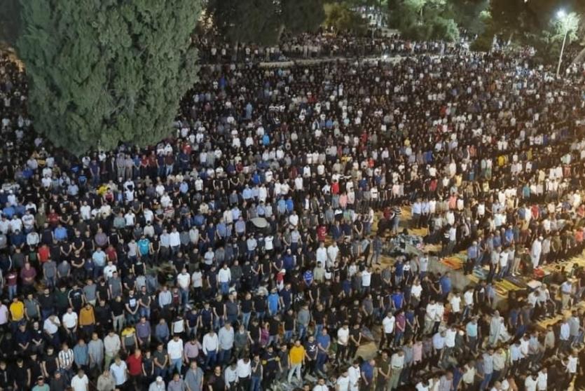 220 ألف مصل يؤدون صلاتي العشاء والتراويح في الجمعة الأخيرة