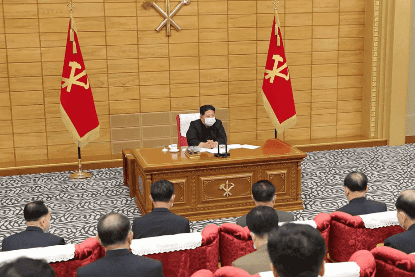 ظهر الزعيم كيم وهو يضع كمامة