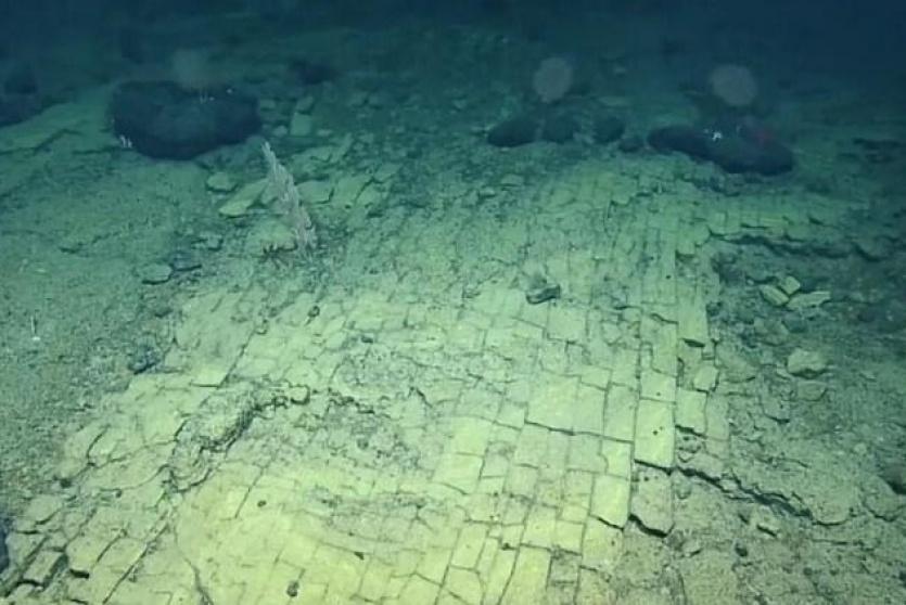 الطريق مرصوف بالحصى.