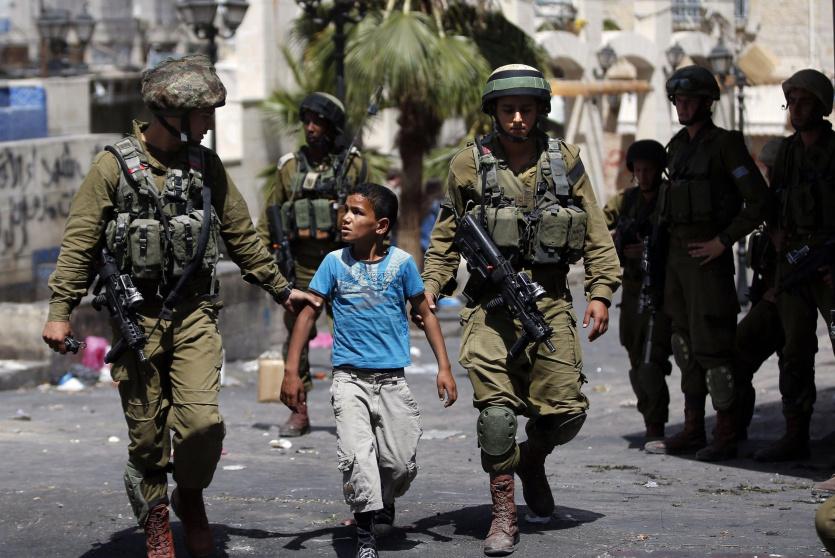 قوات الاحتلال تعتقل طفل فلسطيني - أرشيف