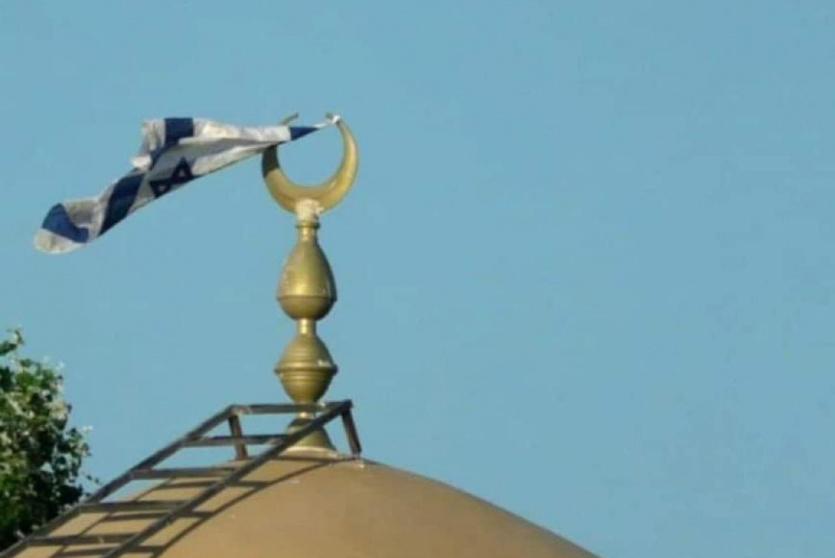 علم اسرائيل فوق مسجد في بيت لحم