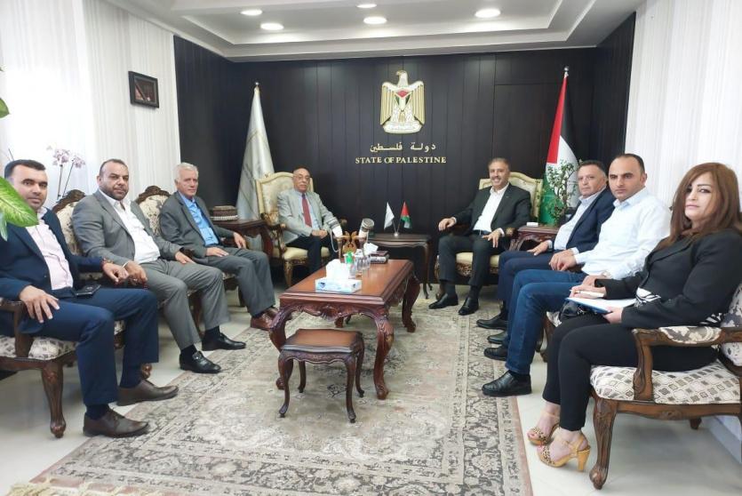 الوزير أحمد عساف خلال لقائه عضو اللجنة التنفيذية لمنظمة التحرير رئيس دائرة شؤون المغتربين الدكتور فيصل عرنكي