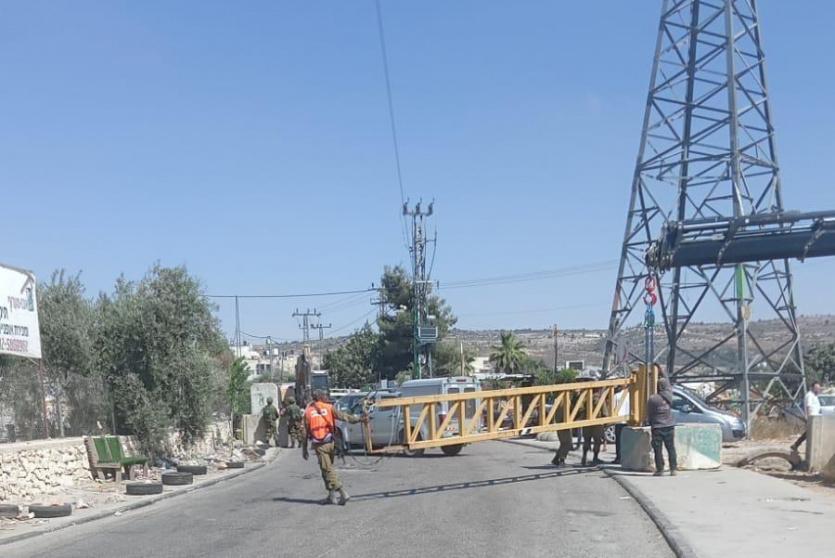 بوابة حديدية على مدخل بلدة حوسان